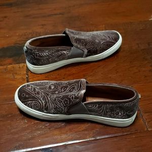 Steve Madden Evangel Velvet Slip on shoes Brown embossed